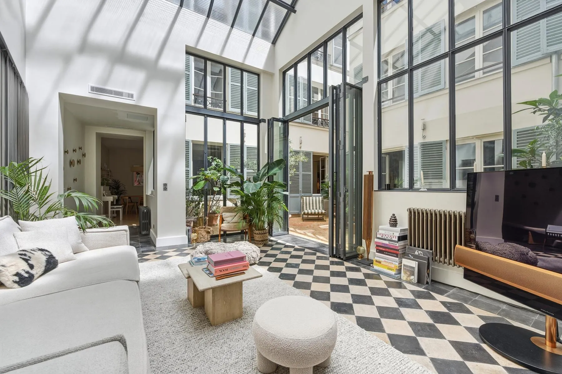 Casa luminosa de 268 m² según la ley Carrez con espacio exterior, París III - Francia