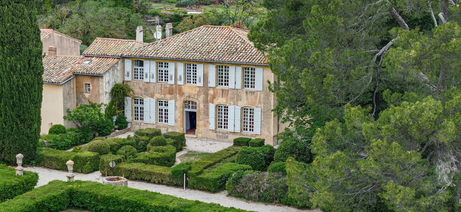 Discover this property: Aix-en-Provence - France - House, 10 rooms, 7 bedrooms - Slideshow Picture 2